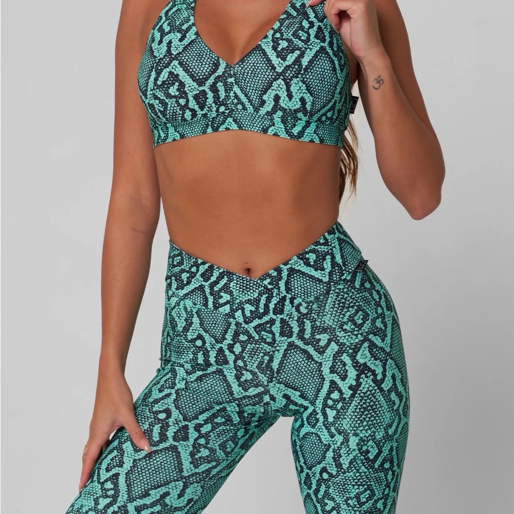 Boa V-Cut Scrunch Leggings